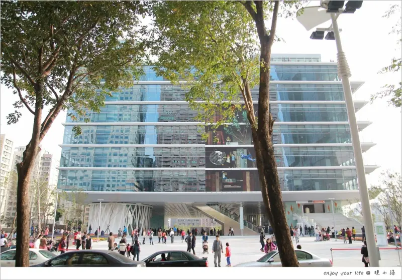 [高雄景點]『高雄市立圖書館總館』館內館外滿滿光合作用！很多讀書位置還有視聽沙發區，千萬別錯過頂樓新灣花園！