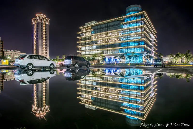 [景點] 台灣十大圖書館非去不可 高雄市立圖書總館 (看書賞夜景一併俱全!) *雨天倒影限定版*