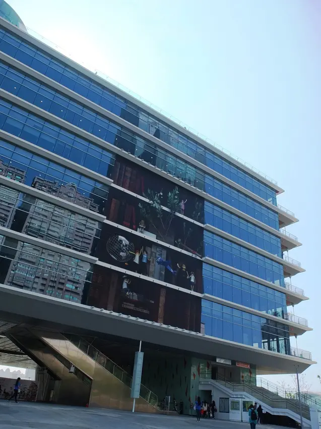 高雄前鎮區景點。高雄市立圖書館總館。高雄城市引以為傲的文化地標 評為全台非去不可的圖書館第一名！