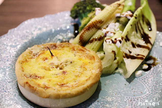 【食記】台北*松山(南京三民)。Cafe du Louvre羅浮宮咖啡*法式甜點 古典歐風特色咖啡館 鹹派 松山線美食 咖啡店