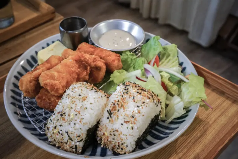 『A day 日日村X魔王』新北永和 少女心大發作的鄉村雜貨風食堂 怎麼拍怎麼夢幻 餐點安全牌 永和六號公園周邊『內文有店家資訊與菜單』