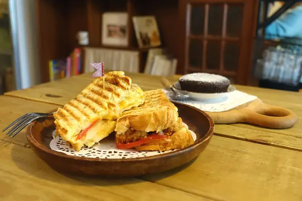 A day日日村‧永和仁愛公園旁的溫馨食堂，帶著寵物來吃丹麥吐司帕尼尼吧!!!!(文末附完整菜單~)