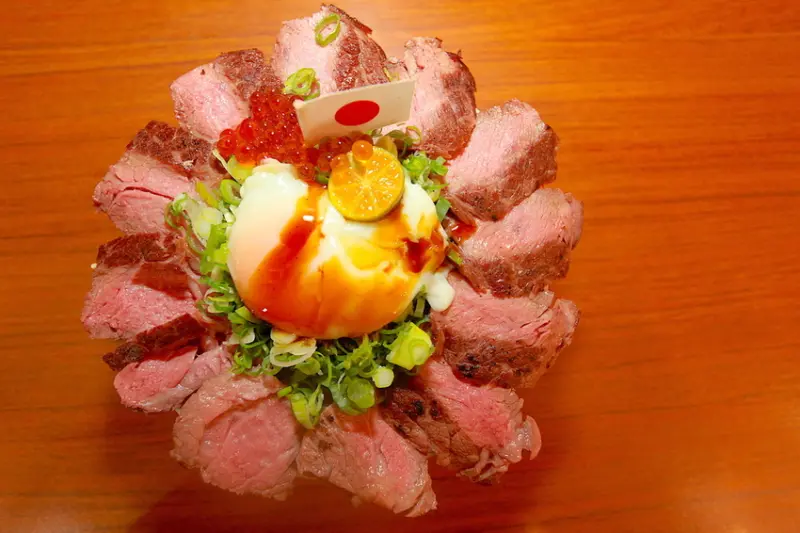 吃。高雄｜楠梓區。日本籍老闆創辦，食尚玩家採訪過，網路排隊名店，整體口感美味值得樂天小高推薦「森川丼丼」。