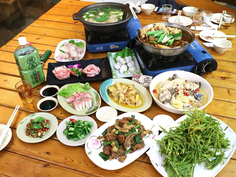 【台南市-北區】老恆春海產‧炭烤：海安路的美食不夜城，在地老饕聚餐聊天的熱炒店首選｜店家招牌菜推薦：五更腸旺臭臭鍋，小卷米粉鍋，炸水蓮｜海安路上，旁有榮美鬱金香飯店，近臨安路.公園南路.花園夜市