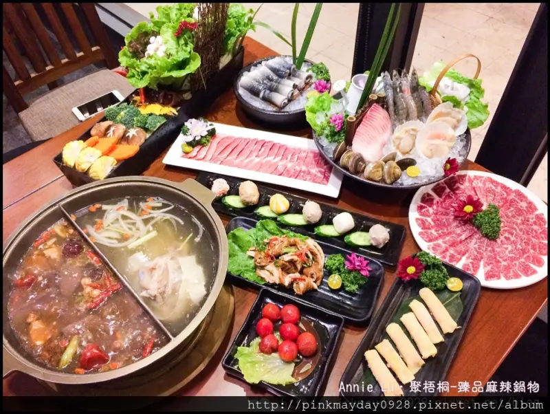 ✿高雄✿ 清爽不油膩的麻辣湯底 以大骨熬製的白鍋居然還附上了一大支豬骨 推薦口感似牛舌的無骨牛小排 ➜ 聚梧桐-臻品麻辣鍋物