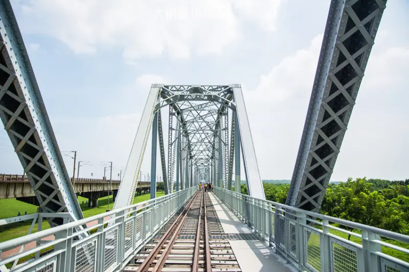 ｜高雄景點｜大樹舊鐵橋天空步道，在濕地公園野餐、奔跑，還能漫步鋼架鐵橋步道看火車 - 阿婷的旅行札記。