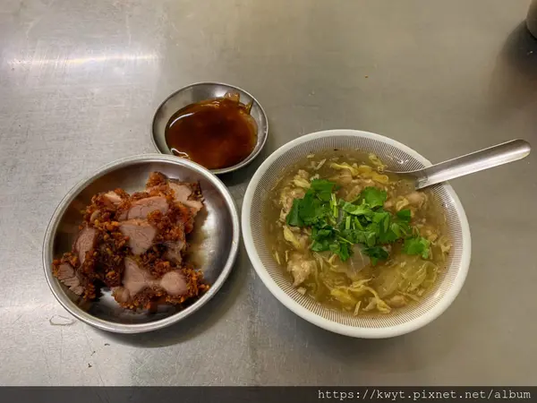 【高雄。美食】旗山紅糟肉。旗山區必吃在地銅板價美食，供應各種小菜、湯品，必點紅糟肉，飄香80幾年的好味道｜附菜單