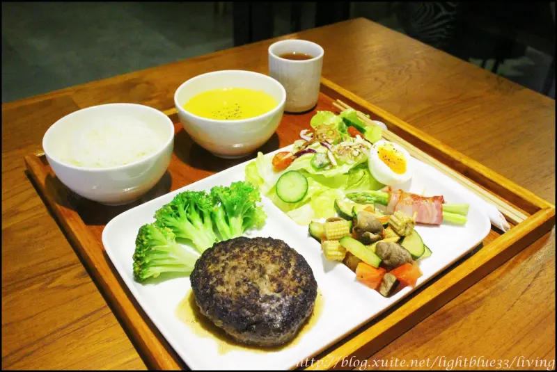 [ 民生社區美食 ] 小草作～小清新花草茶店品味手作厚切漢堡排餐