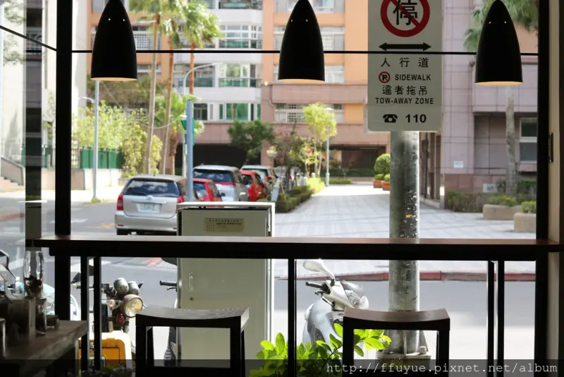 |台北民生社區‧咖啡館| 自家栽種香草《小草作 x Tea Shop》不賣咖啡的茶館 免費wifi 提供插座