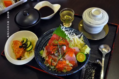 份量十足的丼飯，專賣刺身、定食、串燒、鍋物的神川吞日式料理