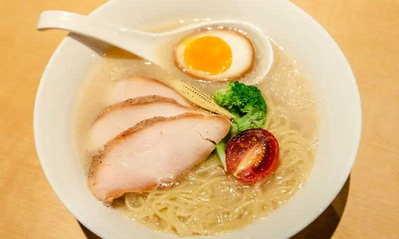 【台北捷運美食】【芝山站美食】鳥哲 燒物專門店-濃厚雞白湯拉麵、絕品夢幻食材燈籠