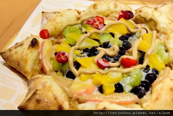 花花，甲飽沒【台北食記】TINOS PIZZA 平價創意披薩cp值高 聚餐推薦