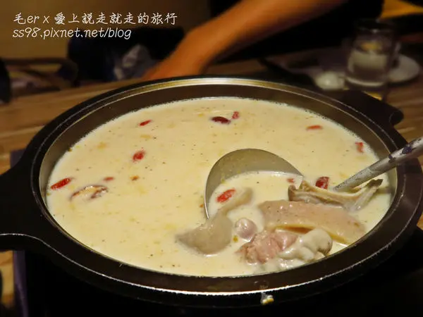 台北食記【捷運南京復興站】豬骨熬煮三天的白色湯頭 － 火鍋106粵式豬肚煲鍋