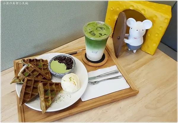 『台中。西屯區』杏屋乳酪蛋糕║IG打卡新熱點！抹茶控照過來~超萌下午茶來囉，療癒系公仔陪你一起？