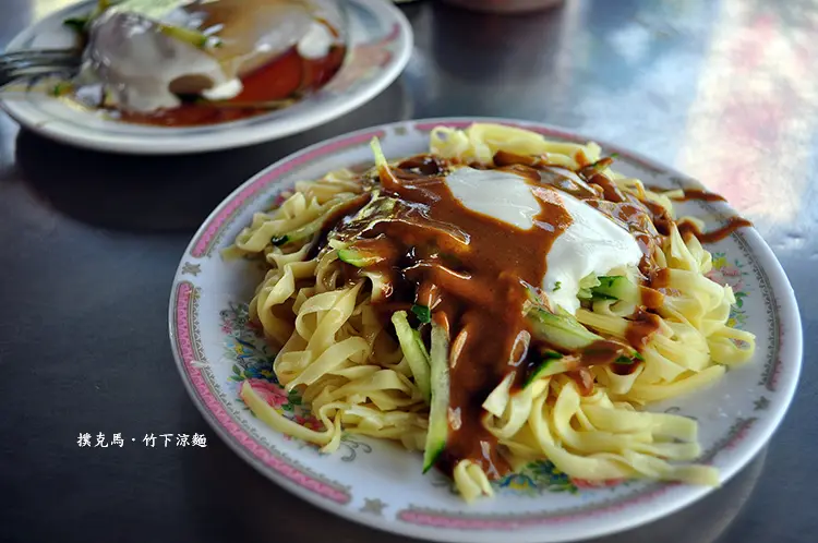 肉圓加美乃滋醬是什麼味道呢！竹下正老牌涼麵涼肉圓