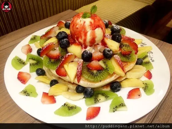 [愛評口碑]台北內湖西湖站 House Bistro 好適廚坊 令人驚艷好喝奶昔 三層疊疊水果鬆餅誠意滿載呀