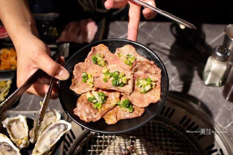 台中燒肉田季發爺逢甲店-重新裝潢全新升級，推出生蠔黑虎蝦高檔食材吃到飽，晚上DJ放歌好放鬆，更有貼心桌邊服務以及燒肉教學，逢甲商圈燒肉吃到飽推薦。