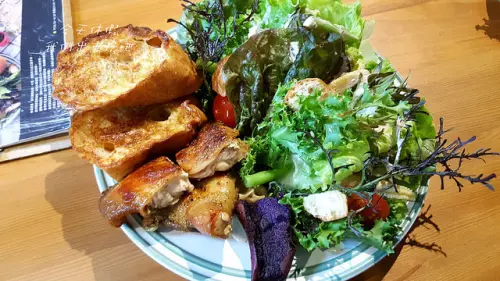 於光Solar table。晨之美。享用早餐享用鮮脆生菜。自製甜羅勒起司漢堡肉好吃