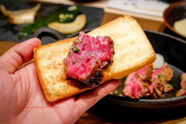 台中美食~樂軒日式鍋物也推出職人碳烤套餐 帝王蟹腳、北海道干貝、澎湖明蝦、伊比利豬、Prime等級的無骨牛小排把他們通通包在有機土雞蛋製成的烤吐司裡