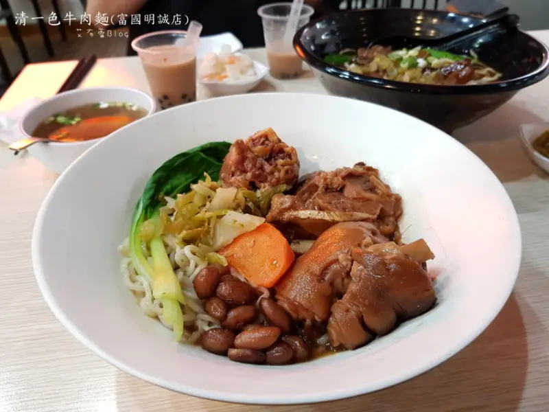 《高雄美食》清一色牛肉麵（富國明誠店）❤台中知名連鎖店~免費加湯、加麵！珍珠奶茶、紅茶、蘿蔔泡菜，全都免費！！