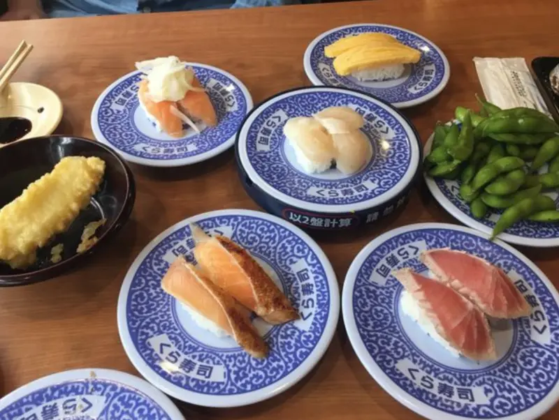 《台北❤️中山》藏壽司くら寿司 Kura Sushi🍣吃五盤玩扭蛋，只想讓人一吃再吃（捷運站美食、捷運美食、捷運松江南京站、捷運松江南京站美食、松江南京藏壽司、藏壽司扭蛋）