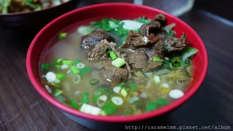 【台北信義】建忠牛肉麵 台北高CP值牛肉麵 平價滷味好好吃 北醫銅板美食推薦 文附菜單 信義國中對面/四四南村/101捷運站/台北醫學