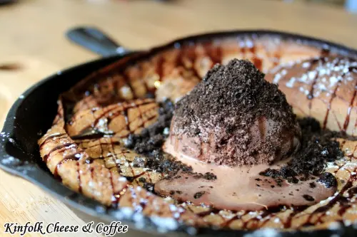 【台北】Kinfolk Cheese & Coffee--培鍋鬆餅鹹甜都有!巧克力口味濃郁好吃~