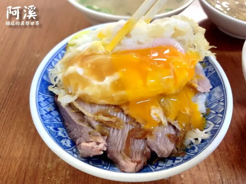 嘉義雞肉飯推薦！雞片飯加半熟蛋必點！中午就賣完，Google平價高達4.2分！