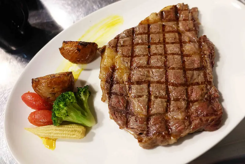 (胖樺食記)捷運萬隆站推薦美食「超越原味炭烤牛排」/景美/台北文山區大分量巨無霸牛排/完整菜單/平價高CP值/肉多多企業
