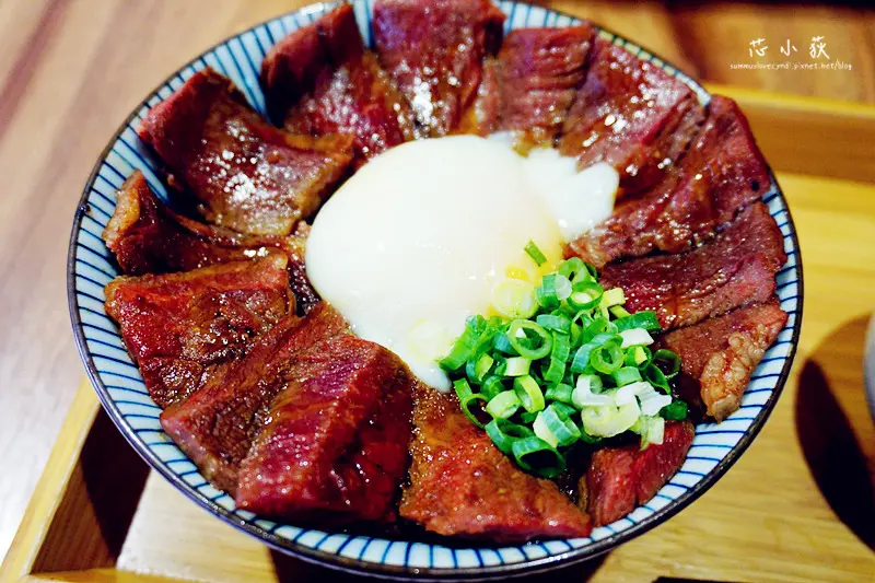 滿燒肉丼食堂(台中青海店)。150元起就可以享有滿滿一碗的燒肉丼飯，肉多到你看不到飯，店內無限供應味噌湯及熱麥茶!