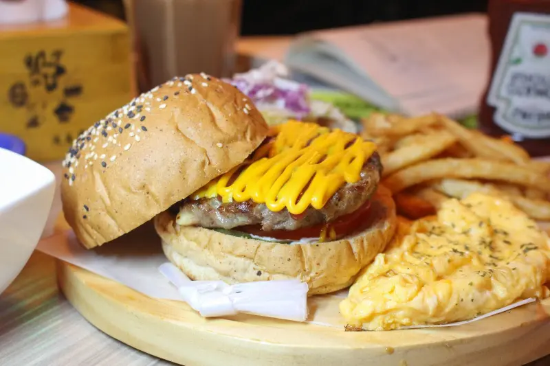 [高雄美食]Wow.F 沃夫餐廚(文山店)看起來誘人的手工乳酪起司牛肉漢堡~早午餐~鳳山文山特區~
