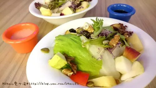 ★高雄三民★【Wow.F 沃夫餐廚(文山店)】浪漫霓虹燈下享義式美食。