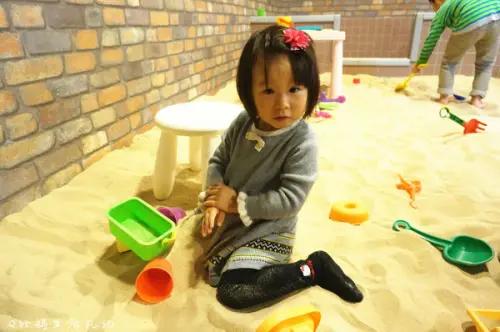 <親子餐廳> 地鐵站的遊樂場，小孩最愛的沙、水和球池都齊聚一堂，但建議不要下雨天去@台北市*大樹站 Mr Tree Station學齡前親子餐廳