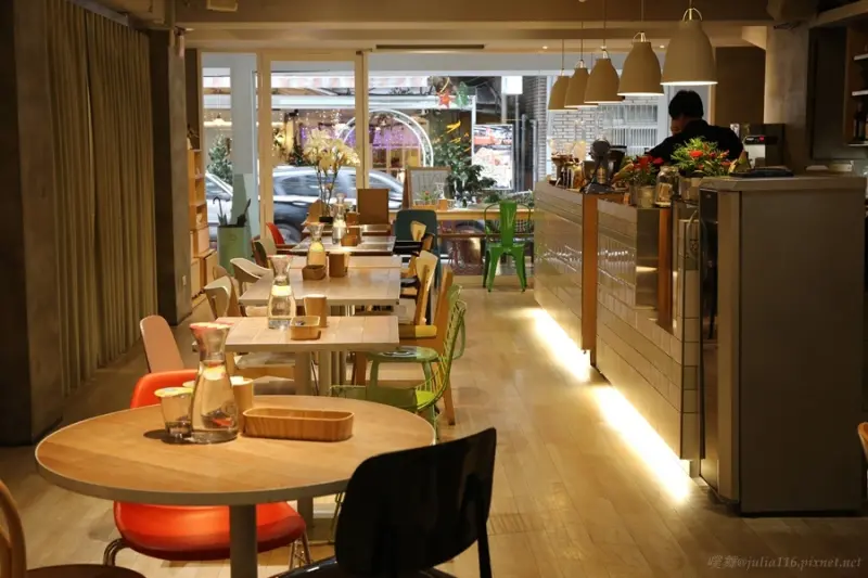 【椅子咖啡．FABRICA】大安區。歡迎光臨設計人的咖啡館，新菜單美味又健康～推薦比利時烈日鬆餅&義大利麵❤