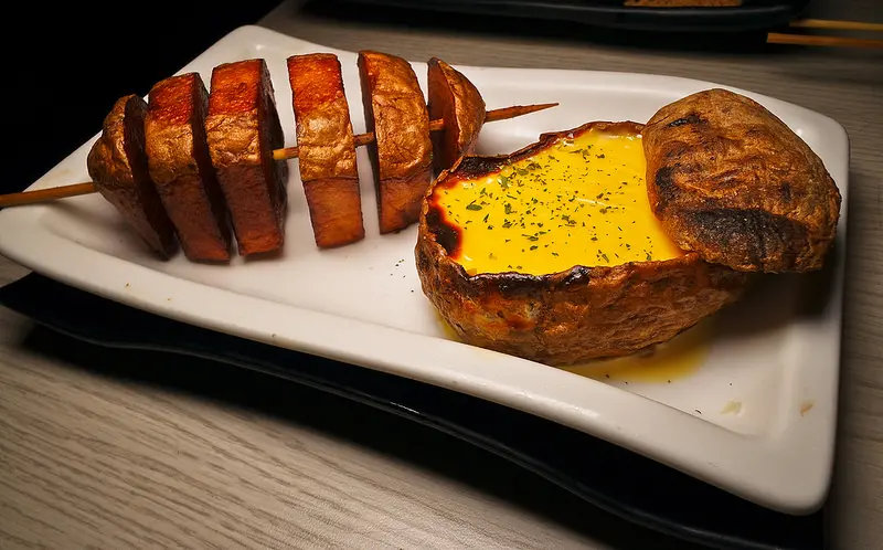 馬鈴薯版的俄羅斯娃娃,沾起司牛奶超好吃!! 燒鳥串道日式串燒-永和永貞店 永安市場居酒屋