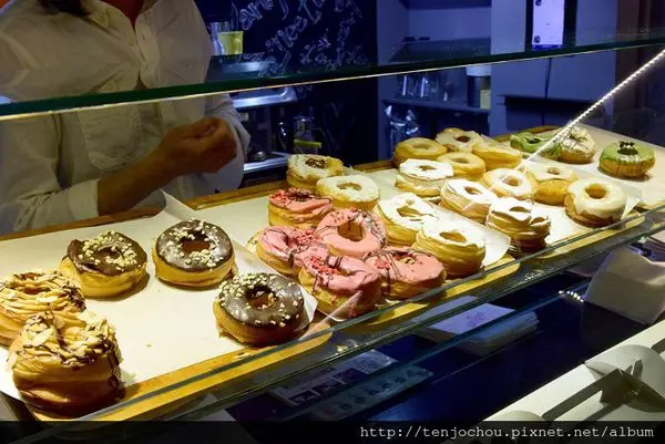 花花，甲飽沒【台北食記】東區 Cronutt可拿滋 隱身巷弄內的新鮮貨