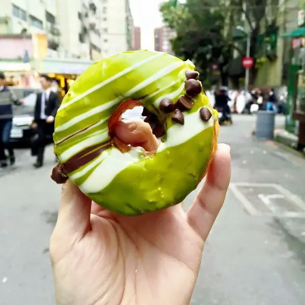 【男子吃吧】台北東區。Cronutt 可頌甜甜圈，外皮酥脆內餡香濃。忠孝敦化站排隊甜甜圈。