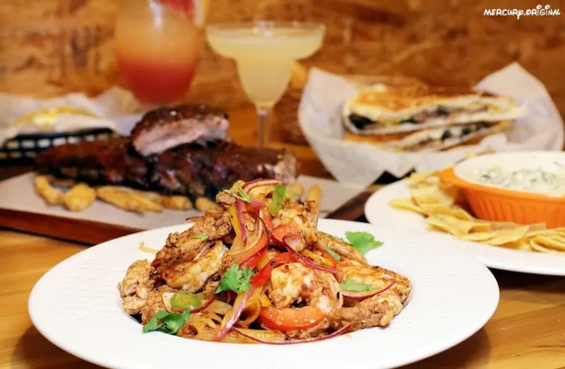 號稱最強美式煙燻豬肋排！連老外都愛的道地美式餐廳，用餐就有手工麵包無限續