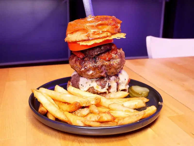 台中美墨餐廳，超厚的漢堡排疊超高，墨西哥烤餅料超多-Just Diner 傑斯丹尼