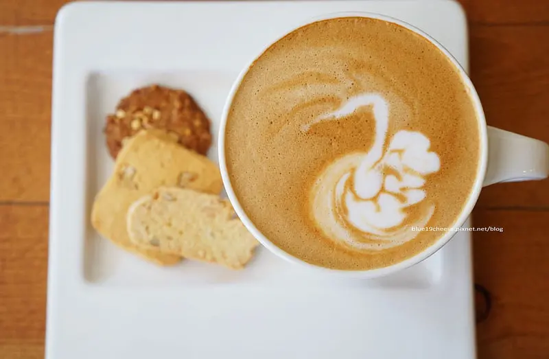 【台中西區】MIM CAFE - 服飾與咖啡無隔間延伸.美式咖啡加手工餅乾只要100元.向上國中及審計新村空間再造計畫旁.近美術館.蚊子走了.文青來了