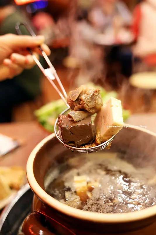 【台中西屯】霸味羊肉爐 台中旗艦店 - 不論內用或外帶.一律拿號碼牌候位.原價350元.開幕期間特價每份280元.近中科福華飯店.FB打卡送鴨肉丸