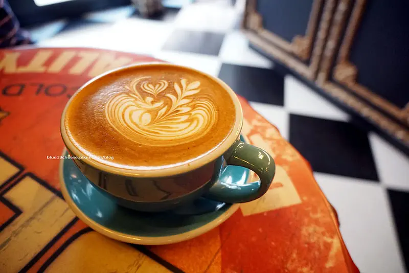 【台中西屯】Love Peace Cafe - 咖啡拉花超美的.甜點自製.藍莓塔不賴.充滿聖誕歡樂佈置.有店貓cooper喔!近逢甲星享道文華道.順天部落格