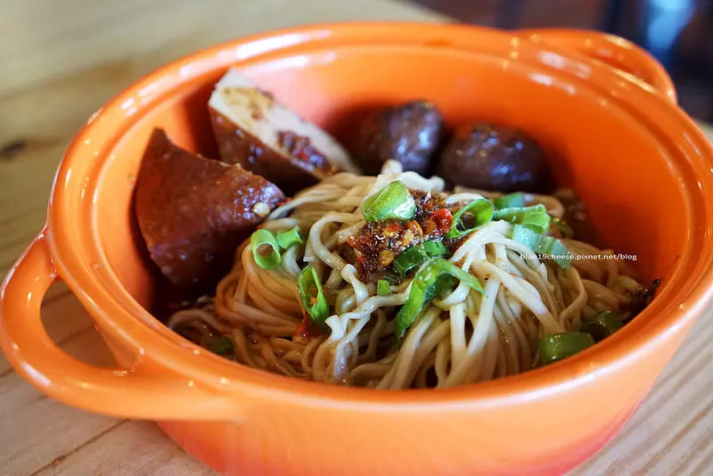 【台中沙鹿】小茶 (茶的副作用) - 創意復古茶時代.紅色偉士牌站台.小茶乾麵裡面還有好吃的豆干貢丸.飲料很大杯.近靜宜大學