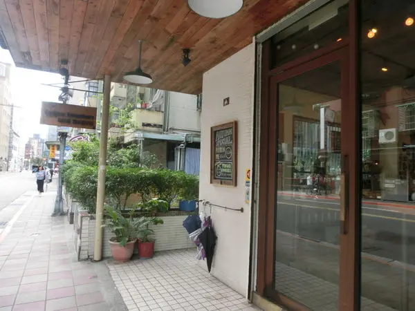 台北美食︱Café Junkies小破爛咖啡，一早就營業的工業風格特色咖啡館！不限時/有網路插座/免服務費