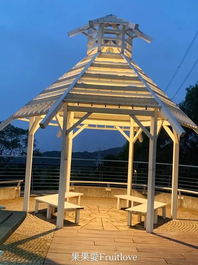 白天晚上都好美的　鰲峰山觀景平台　推車．輪椅都好方便　也有步道可以練腳力　品嘗阿財米糕跟巷內美食海鋒肉圓　親子寵物友善　毛孩不限大小牽繩即可