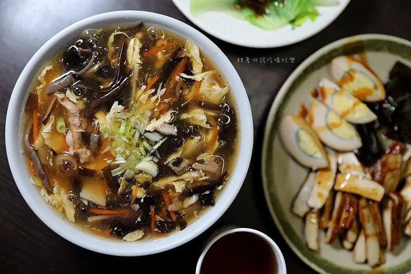 網友大讚「當地最強大滷麵」麥茶還能無限暢飲！吃飽喝足只要55元。新北新莊隱藏美食｜挑嘴鳳小吃店