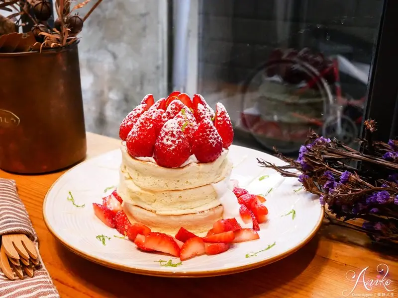 【台南美食】Kokoni cafe。老屋文青咖啡廳！超夢幻草莓鬆餅～雲朵般柔軟口感美味令人上癮 - ANIKO 艾妮可美味人生