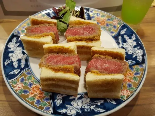 高雄食記【居酒屋二七】宮城縣產A5仙台和牛 厚切炸牛排三明治 跟著壽司羊一起咬下那入口即化日本和牛吧！！！((附菜單