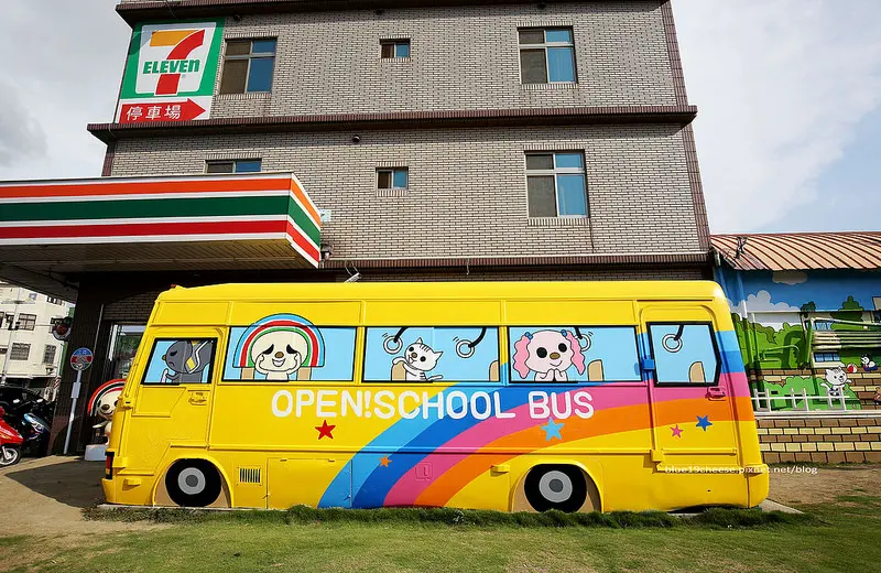【雲林西螺】7-11三井門市 - 龍貓公車變身open將了啦!來7-11拍照.順便買零食飲料水上廁所打卡.地方不大.一輛公車一片草地喔