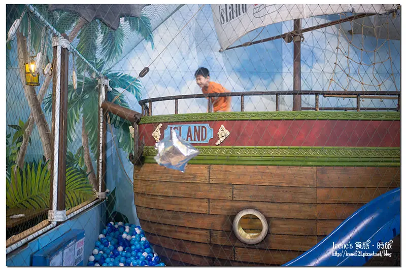 【蘆洲-親子餐廳】把整個海盜船搬入餐廳中，大球池&沙池好好玩．小島泰式料理
